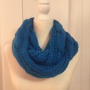 Chunky knit infinity scarf in ocean blue